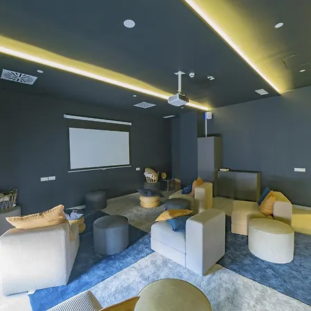 Cubo's Urban Sky Deluxe 14 Apartment